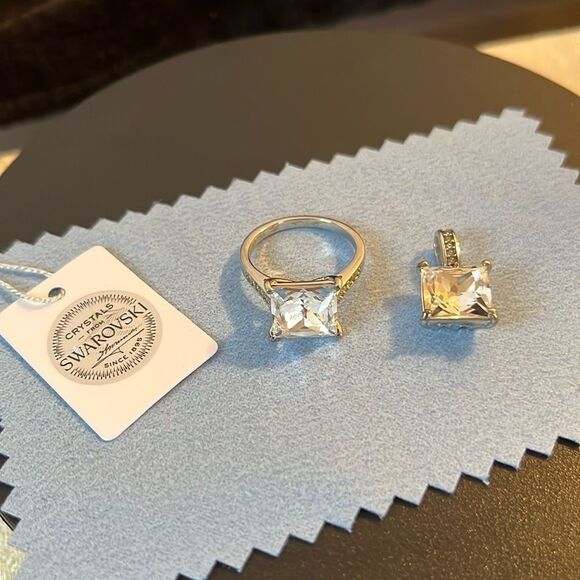 Swarovski Crystal Solitaire Princess Cut Engagement Ring set in Sterling Silver - Picture 3 of 12